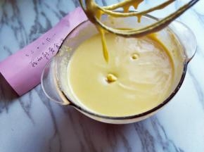 用手动打蛋器拌均匀，看不到粉类为止(拌的时候使用手动打蛋器呈Z字形状来回搅动，不要转圈搅拌，以免起劲。
这样蛋黄糊就做好了，放在旁边备用。(面糊提起打蛋器轻松顺滑的低落下去，且无干粉。)

