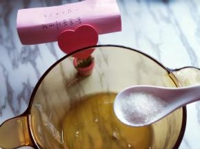 蛋白打发，往蛋白里滴几滴白醋。加入3/1白砂糖，用电动打蛋器打至呈现鱼眼泡。(或者柠檬汁也可以)