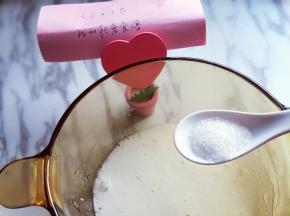 电动打蛋器将蛋白打发至呈现鱼眼泡时候，加入三分之一糖粉，继续高速打发。