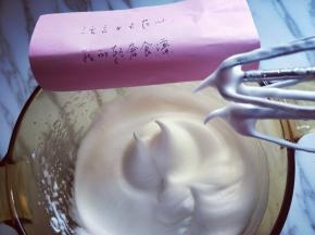 电动打蛋器高速打发，打至湿性发泡时加入最后的三分之一糖，继续打发至蛋白出现细腻的纹路，将电动打蛋器调低速打发一会儿，感觉有些阻力时，就可以停止打发，以免消泡，提起打蛋器有微微的弯勾就可以，如图