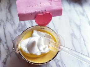 用硅胶刀取三分之的蛋白放入蛋黄糊容易中，翻拌均匀(切记手法，不要划算搅拌，以免消泡) 从底下往上翻拌，手法要轻轻的。 