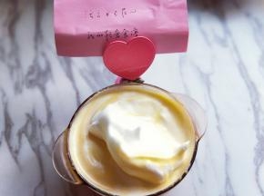 再取三分之一的蛋白霜加入蛋黄糊中，继续上面的手法，翻拌直至看不到蛋白霜。