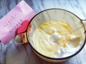 最后将蛋黄糊倒入蛋白霜的容器中，继续翻拌的手法，直至看不到蛋白霜即可。