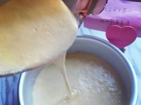 拌好的发糕糊，细腻光滑，饱满，倒入模具中， 用刮板将蛋糕糊刮平，烤盘垂直震几下，震出气泡。(模具中刷上少许食用油)