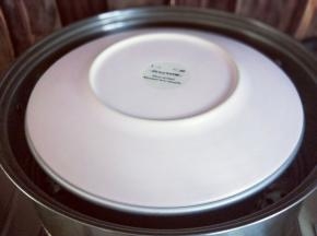 发酵好的发糕糊，模具上面盖上盖子。再把蒸锅盖子盖起来，全程大火蒸30-35分钟，关火焖5分钟。(蒸锅中加足够的水)