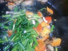 把腊肉推在锅的一遍，放入甜椒放入蒜苗稍炒匀