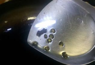 锅里留些底油，放入花椒