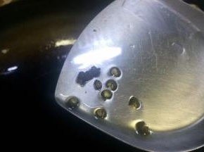 锅里留些底油，放入花椒