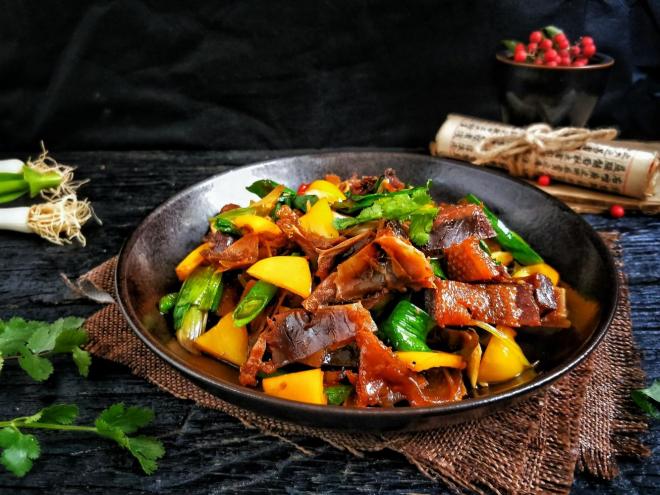 彩椒蒜苗炒腊板鸭