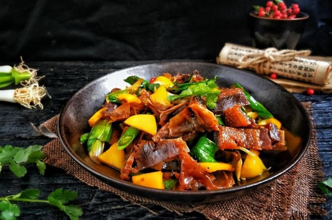 彩椒蒜苗炒腊板鸭