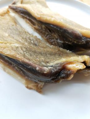 腊板鸭温水洗净。