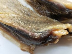 腊板鸭温水洗净。