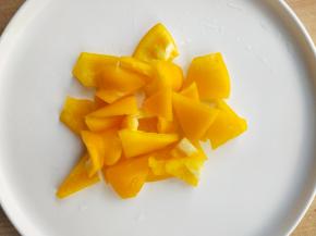 彩椒洗净，切小块。