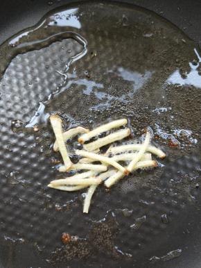 起油锅，放姜丝炝锅。