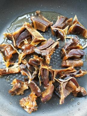 放腊板鸭小火慢慢煸炒。