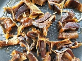 放腊板鸭小火慢慢煸炒。