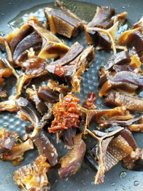 放一勺鲜椒酱，翻炒。