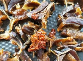 放一勺鲜椒酱，翻炒。