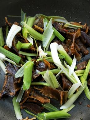 放蒜苗白色梗部分。