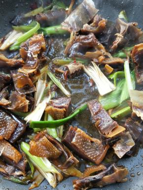 加一勺生抽和少许清水。