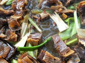 加一勺生抽和少许清水。