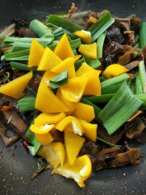 加彩椒，白糖，翻炒断生即可。