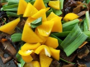 加彩椒，白糖，翻炒断生即可。