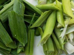 蒸腊板鸭的同时，蒜苗洗净，切寸段。