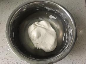 把糯米粉加清水揉成粉团。