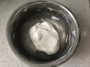 把糯米粉加清水揉成粉团。