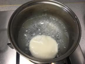 取一小块粉团，揉圆按成饼状，入沸水煮至漂起。