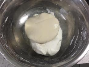 把熟糯米团加入生糯米团，揉匀。