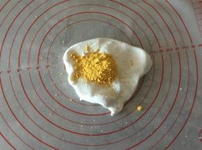 取1/4的糯米粉团，揉进南瓜粉。