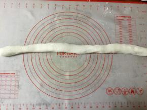 把白色粉团揉成条。