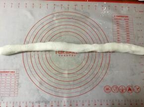 把白色粉团揉成条。