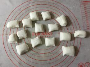 把白色糯米粉条分成若干小剂子。