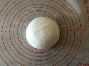 揉成光滑不粘手的粉团，这样包馅不容易破。