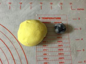 再取一小团，揉进竹炭粉，揉匀后，盖上保鲜膜备用。