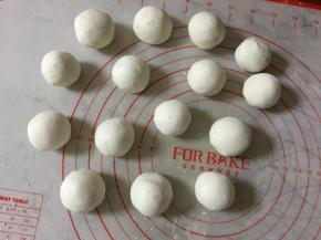 所有的白色粉团都包好。