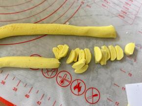 把黄色糯米团揉成细长条，切成小块。