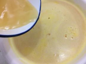 过滤好的汁中加入蜂蜜搅拌均匀
