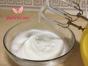 蛋清+糖打发至提起打蛋头有长弯钩即可；