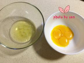 四个鸡蛋分离蛋黄蛋清至无油无水的盆里；