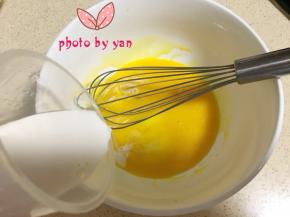 再加入牛奶搅匀；