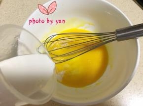 再加入牛奶搅匀；