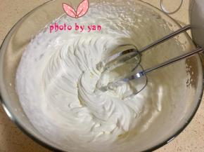 淡奶油+糖打发至浓稠状态；