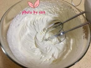 淡奶油+糖打发至浓稠状态；
