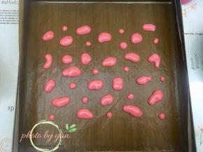 28*28烤盘铺油布，先用粉色面糊在油布上随意挤一些大小不一的点点；