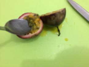 然后用勺子将汁和籽挖出
