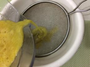 搅打好的百香果汁过滤一下
